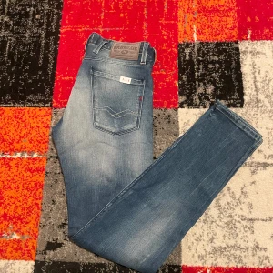 Replay Anbass - Tja! Säljer ett par riktigt feta Replay Anbass jeans med en snygg design. Nypris: 1799kr❌ mitt pris: 500kr✅ dem är helt nya. Aldrig använda.