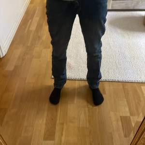 Säljer ett par snygga blå jeans från SikSilk i storlek 30. De har en klassisk femficksdesign och är i bra skick. Perfekta för både vardag och fest! 🕺