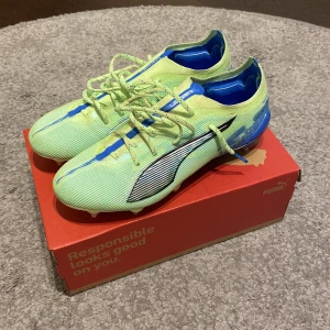 Puma Ultra 5 Ultimate SG - Tja! Säljer nu mina Puma Ultra 5 Ultimate SG, endast testade en gång, därav pytte lite smutsiga men inga större tecken på användning! Pris ej hugget i sten vid snabb affär! Tveka inte på att skriva om du har några frågor eller funderingar 😊