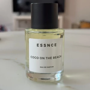 "Coco on the Beach" från Essnce - Säljer min "Coco on the beach" från Essnce. Endast sprayat den 1 gång. Flaskan är 50ml. Perfekt för att fånga känslan av en dag vid stranden. 🌴 