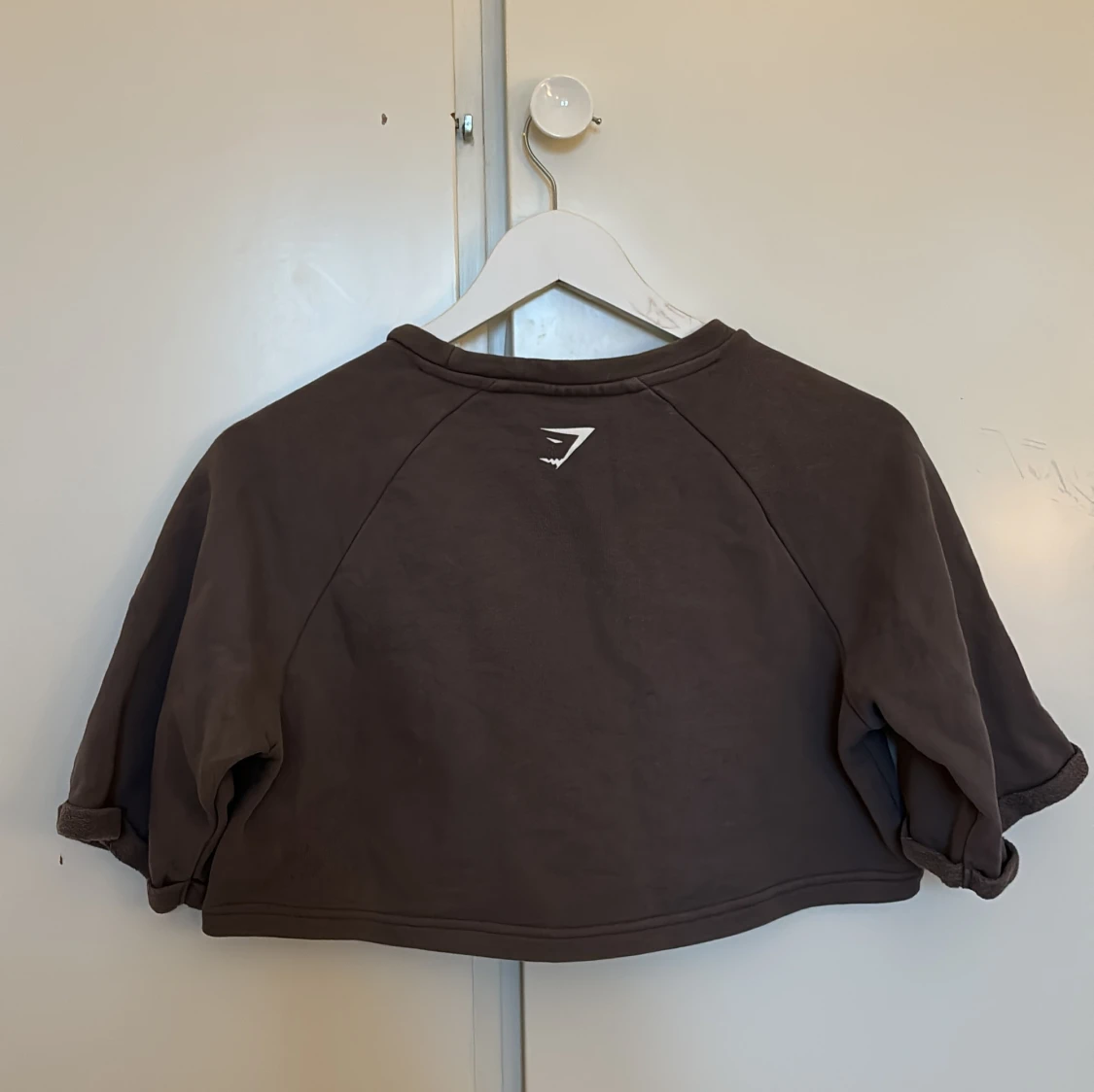 Grå croppad tröja från Gymshark - 90