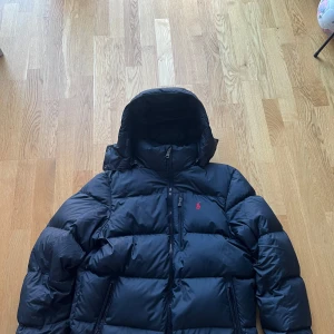 Ralph Lauren Jacka - Riktigt skön Ralph Lauren vinter jacka. Perfekt till vintern. Jackan är i mycket bra skick och är köpt på NK. 