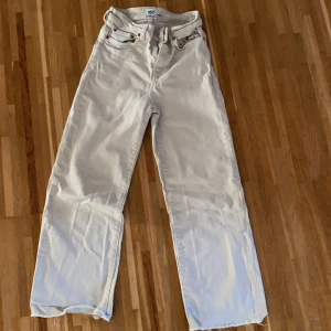 Beige jeans från 157 - Säljer ett par snygga beige jeans från 157. De har en rak passform och är högmidjade med klassiska femficksdetaljer. Perfekta för en avslappnad stil.