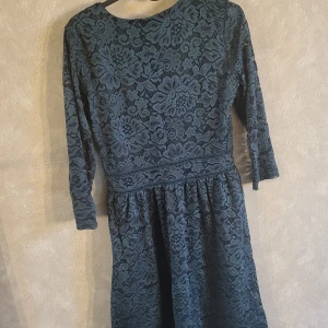 Grön klänning - Oanvänd klänning i storlek S från House 