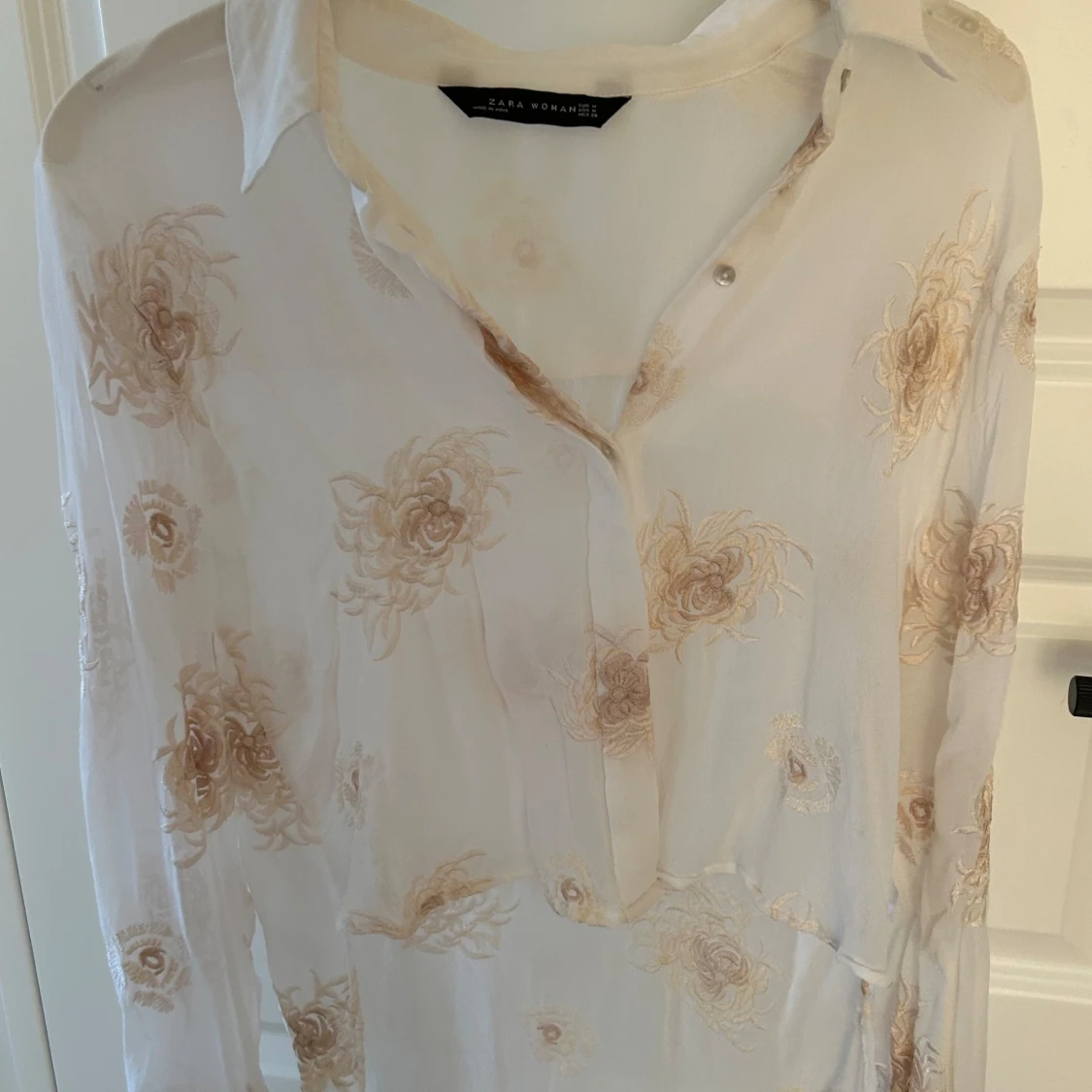 Vit spetsblommig blus från Zara