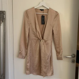 Satinklänning  - Otroligt fin Satinklänning. Legat i garderoben där av skrynklig!