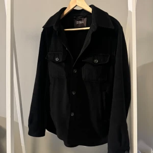 Overshirt - Tja! Oscar Jacobsson overshirt, storlek M, nypris 3599, mitt pris 1000kr (går att diskutera), mycket bra skick utan några som helst defekter. Perfekt nu till våren, ull- och kashmirblandning! Tagsen finns om så skulle önskas.