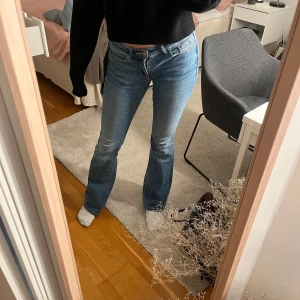 Lågmidjade jeans från vero moda - Säljer dessa snygga blå bootcut jeans med låg midja från vero moda, modell -VMSIGI, strl Sx34 o bara använda några få gånger. Sitter perfekt på mej som är 172 lång. 