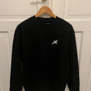 Svart tröja från Axel Arigato - Svart tröja från Axel Arigato i storlek S. Tröjan är tillverkad i 100% ekologisk bomull. Tröjan är i perfekt skick och har inga tecken på slitage. Endast använd ett fåtal gånger.