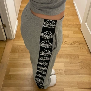 Kappa mjukisbyxor - Vintage mjukis från Kappa i begagnat skick 💌 Byxorna har ett litet hål vid vänster knä (bild 4) — dock inte märkbart när de är på enligt mig!