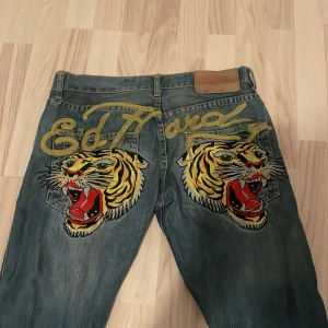 Ed Hardy jeans med tigerbroderi - Köp brallorna snälla behöver en ny stock snus akut, de är as ovanliga ed hardys och säljer för 140 dollar i usa så var duktiga nu! 