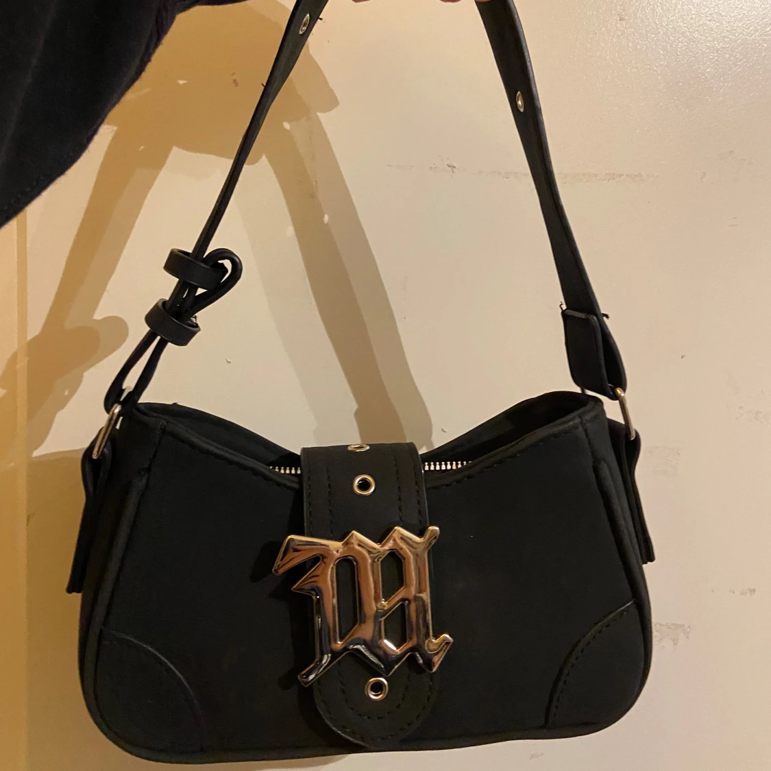 Svart och beige axelväska med metallinitial - 90