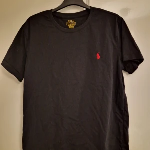 Ralph lauren T-shirt  - Säljer denna då den aldrig används, väldigt fint skick 