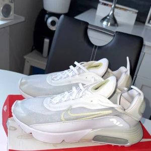 Nike Air Max 2090, Storlek 44, White-Wolf Grey - Ett par Nike Air Max 2090, Storlek 44. Nypris 1900kr. Endast använda 1 gång då dem provgicks, så in princip helt nya, notera att endast boxen är lite smutsig, kan fraktas eller hämtas.