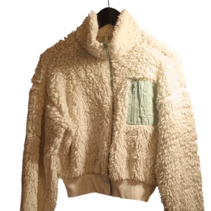 Vit teddyjacka från NLY Trend - Mysig vit teddyjacka från NLY Trend med dragkedja och en praktisk bröstficka i kontrasterande färg. Perfekt för kyliga dagar med sin fluffiga och varma design. Jackan har långa ärmar och ribbade muddar vid ärmslut och nederkant.