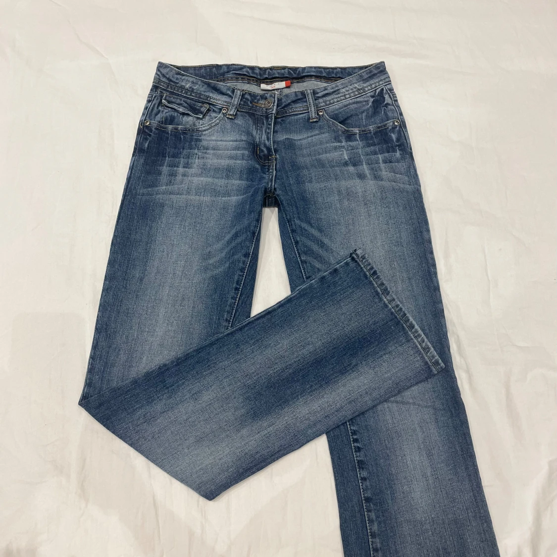 Lågmidjade bootcut jeans med snygga fickor🤩 - 92