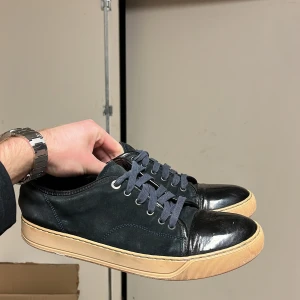 Lanvin skor - Säljer lanvin skor i navy färg, storlek uk9/43 (passar 44) skorna har tecken på användning, se bilder.