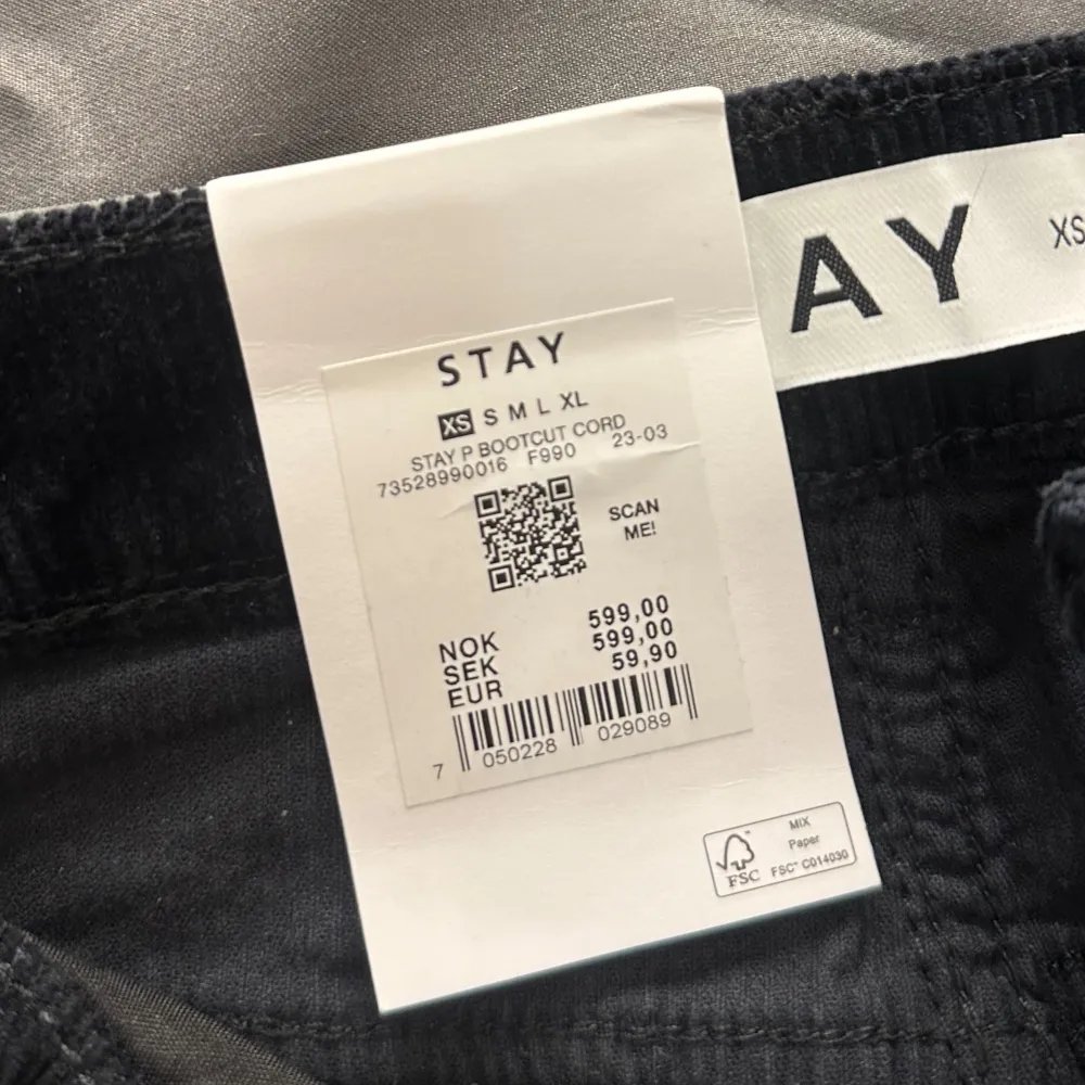 Snygga svarta manchesterbyxor från Stay i bootcut-stil. Perfekta för en trendig look med sin mjuka textur och klassiska design. Byxorna har fickor och en bekväm passform.. Jeans & Byxor.