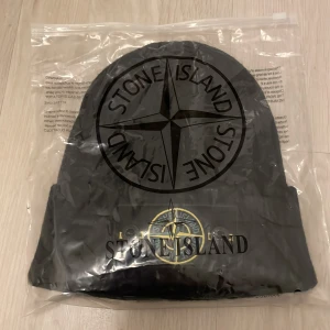 Svart Stone Island - Stole island mössa har kvar 2 stycken skriv för intresse och mer info väldigt bra skick.
