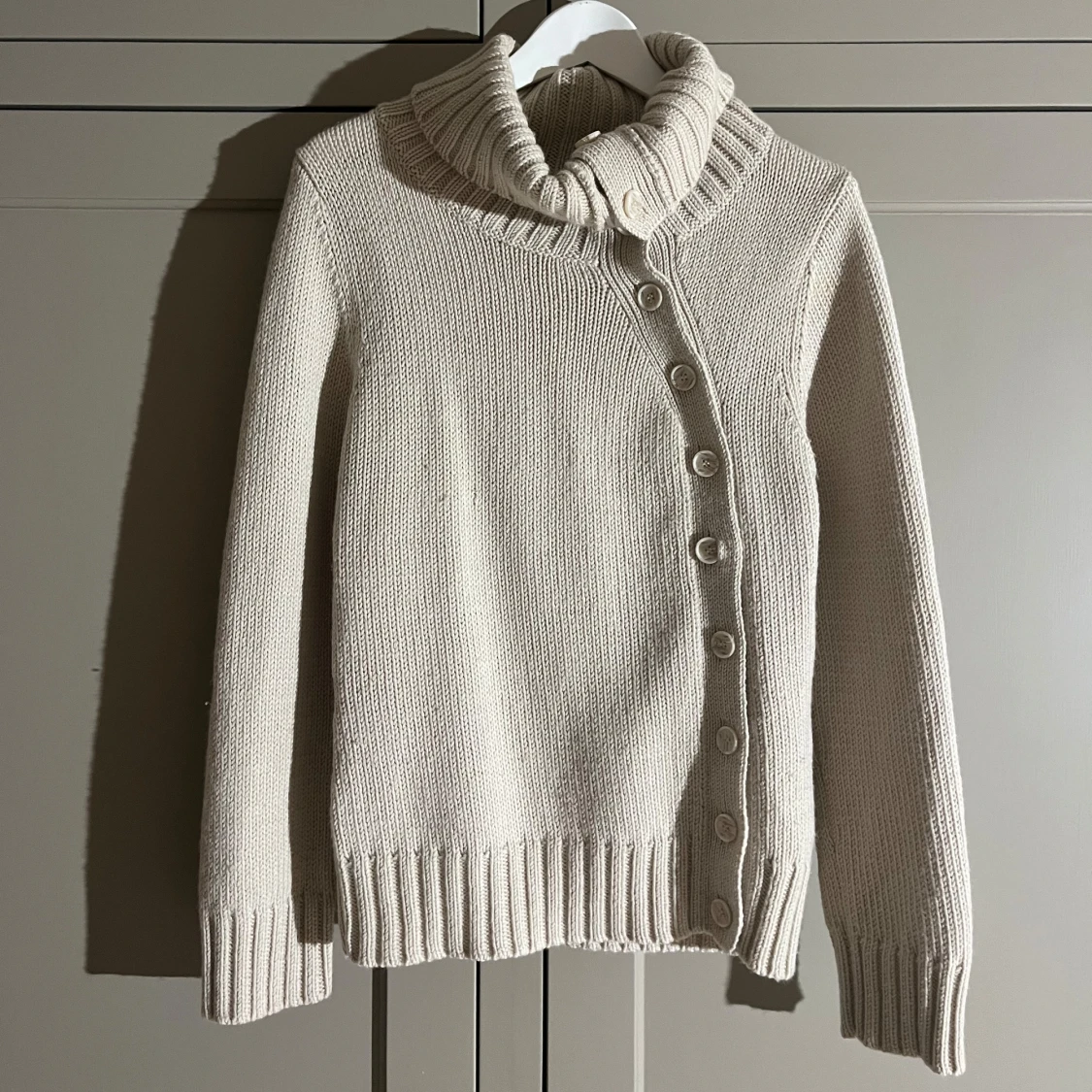 Filippa K Beige stickad kofta 