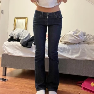 Jeans  - Midjemått 37cm, innerbenslängd 80cm❤️