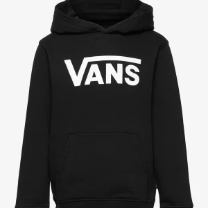 Svart hoodie från Vans - Snygg svart hoodie från Vans med klassisk logga i vitt på bröstet. Bytt ut snörena till vita men den är äkta, inga hål/fläckar. Självklart lite urtvättad men ändå fräsch. Kan skicka bilder i dm då den ligger i tvätten när jag lägger upp annonsen:)