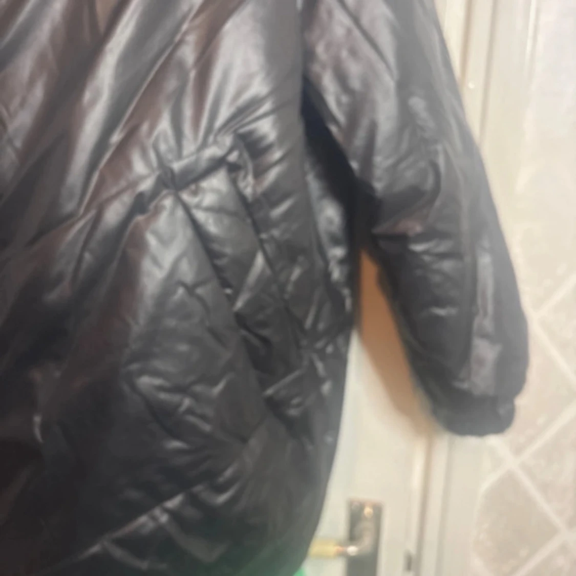 Svart pufferjacka med dragkedja - 93