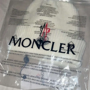 Vit moncler mössa ( med Scan  - Letar du efter en stilren och exklusiv mössa som håller dig både varm och trendig under vintern? Då har du hittat rätt! Jag säljer nu min Moncler-mössa för endast 499 kr, och priset kan diskuteras.