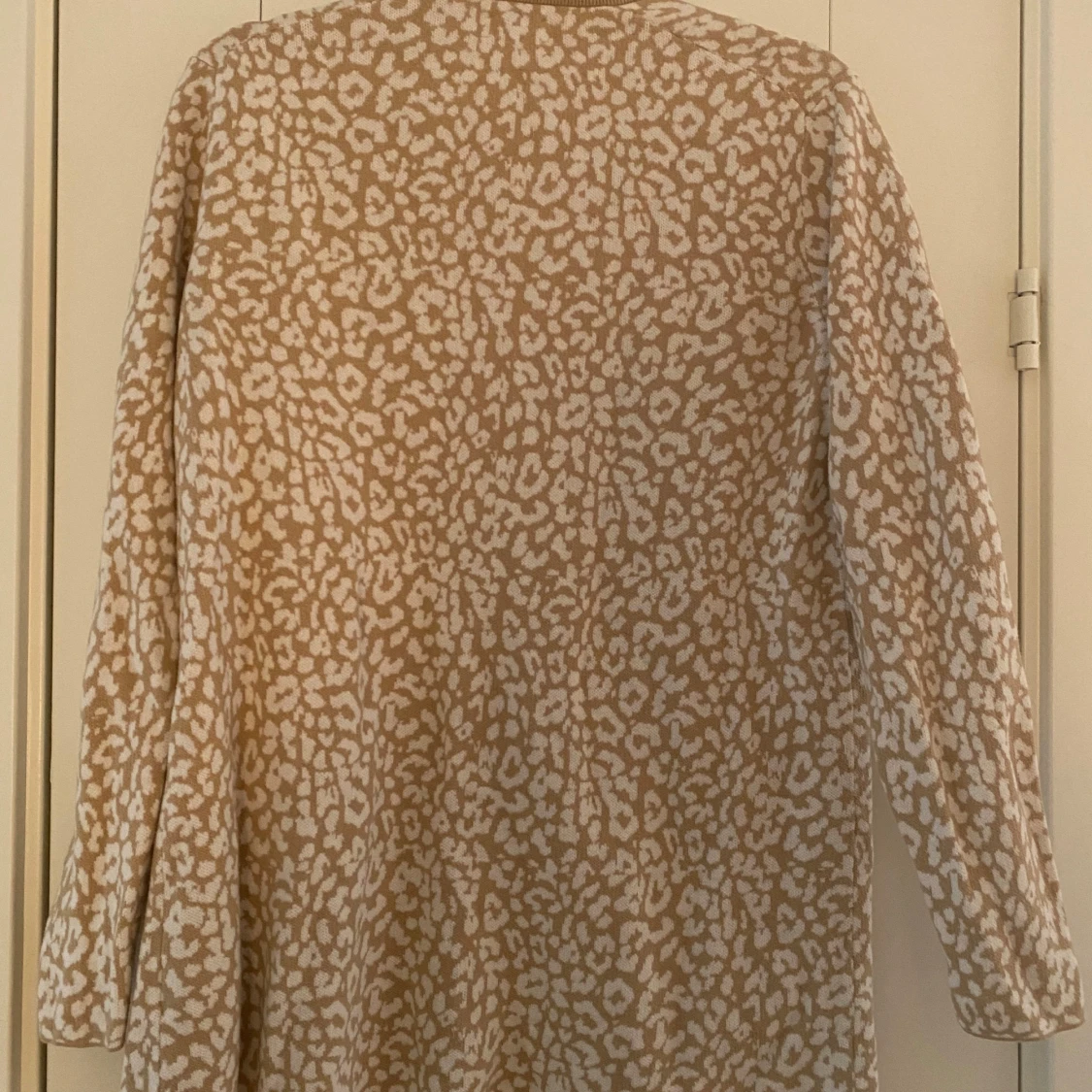 Beige och vit leopardmönstrad längre kofta i strl S från J.Crew. - 90