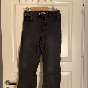 Gråa raka jeans - Gråa raka jeans från nakd supersnygga!