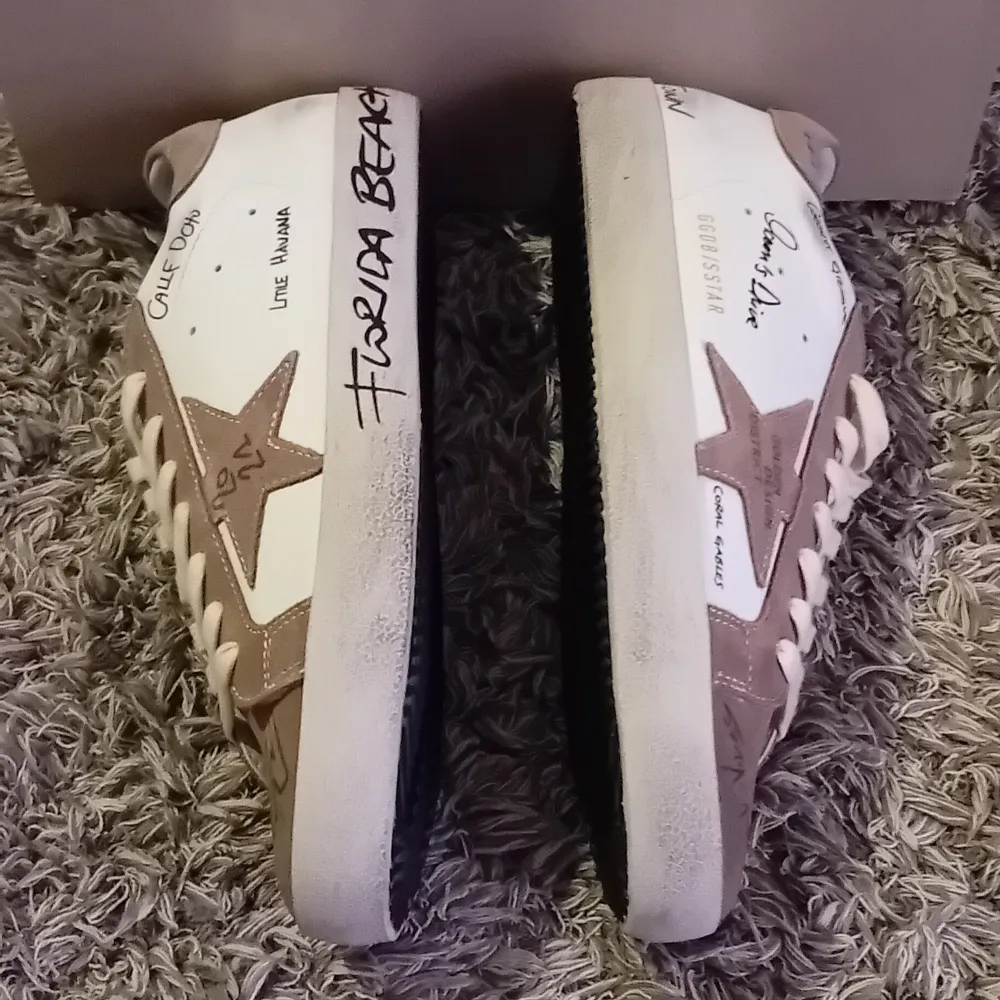 Säljer just nu dessa jätte snygga skorna ifrån Golden goose i storlek 42. Skorna är helt nya, alltså aldrig använda. Säljer dessa för endast 2999🤩 priset går att diskuteras. Nypris ligger på runt 6000kr. Om du har några frågor alls är det bara att skriva🙏😁. Skor.