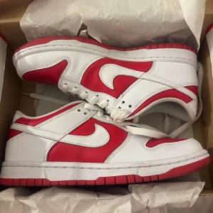 Nike Dunk Low Stl 38.5 - Använda endast 2 gånger är i princip helt nytt skick! Den är liten i storleken så har du storlek 38 i vanliga fall passar dom! Kan tänka mig sänka priset 