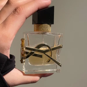 Ysl parfym - Säljer halva min ysl parfym då jag ej använder längre. 30ml men ungefär halva kvar 🩷