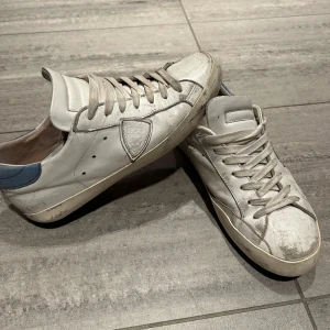 Philippe model - Snygga men lite slitna Philippe model skor. Lite sprucken i sömmen på vänster fot, se sista bilden. Därav sänkt pris