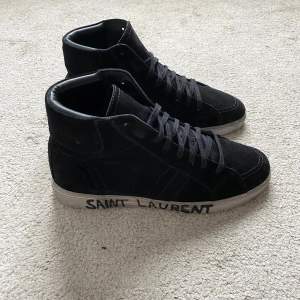 Saint Laurent ”Joe” Sneakers | Size: EU 42 | Skick: 9/10, endast lite smutsig sula arnas som nya! | Box, extra snören och kort ingår | Nypris: 8000kr | Mitt pris: 3499kr | Skriv till mig vid frågor och funderingar |