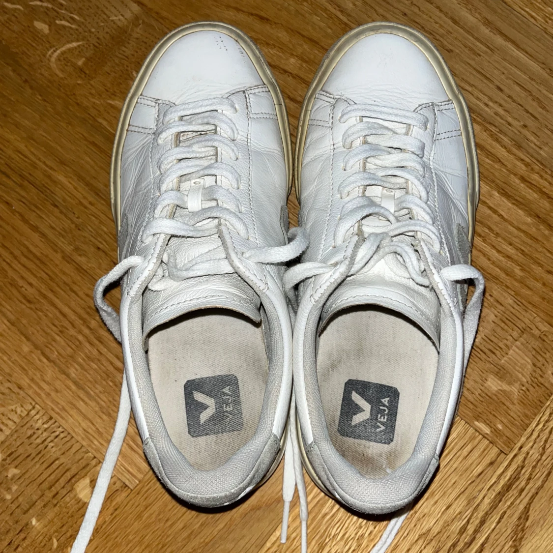 Vita sneakers med ljusgröna detaljer från Veja - 90