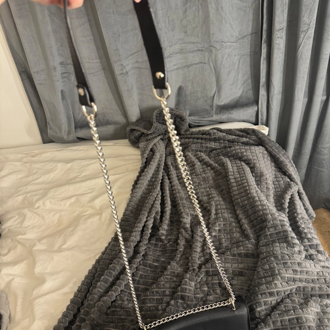 Svart axelväska med kedja - 90