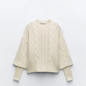 stickad tröja från Zara - Säljer denna super mysiga och snygga stickad tröja från Zara i storlek S. Perfekt för nu i vinter då den är super varm🥰😇