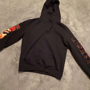 Svart hoodie med konstmotiv - Säljer denna asfeta koftan som ej passar längre använd Max 4-5 gånger, bra kvalite inga problem eller liknande ny pris 1700