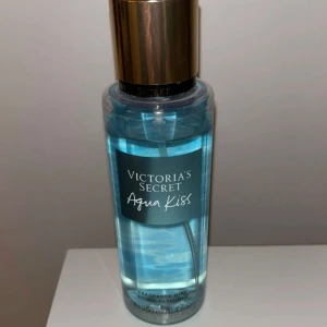 Victoria's Secret Aqua Kiss Body Mist - Body mist 250 ml jätte lite använd 