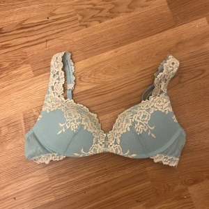 Mintgrön spets-bh - Säljer denna super fina bh:n från Intimissimi🩷Aldrig använd och säljer för att den inte passade mig🩷