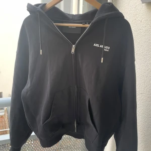 Fet Axel arigato zip up hoodie - Jävligt fet Axel arigato hoodie med sjuk passform, passar bra på mig som är 1,80, mått:L:57, B:58. Rekommenderar starkt denna