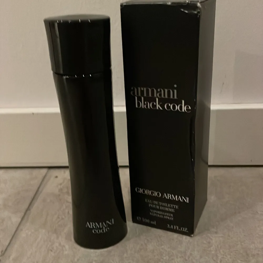 Säljer en elegant och stilren flaska av Armani Black Code Eau de Toilette. Flaskan är svart och smal med en minimalistisk design. Perfekt för den som vill ha en läderig doft. Flaskan är på 100 ml och kommer med originalförpackning. Parfymen är även väldigt gammal.                                                                    🔥Pris kan diskuteras🔥. Parfym.