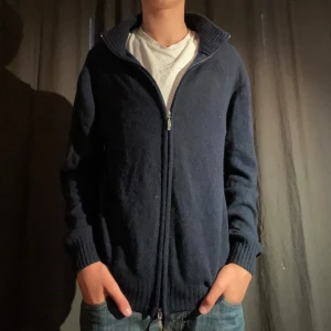 100% Kashmir zip - Kashmir zipup ifrån onecashmere🌟 Nypris: 3000kr❌ Mitt pris: 399kr✅ skick: 9/10 Inga defekter👌 skriv vid frågor och funderingar🙌