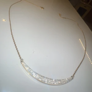 Äkta Silver halsband med glittrig detalj - Dm om du är intresserad🌸