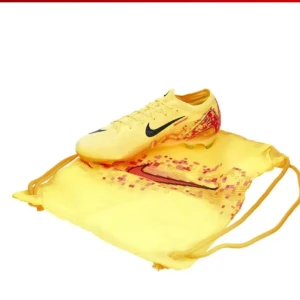 Gula Nike fotbollsskor - Snygga gula Nike fotbollsskor med svart swoosh och röda detaljer. Skorna har snörning och är designade för optimal prestanda på planen. Perfekta för den som vill sticka ut med stil. Helt nya oanvända för bra pris kommer med jumpa påse