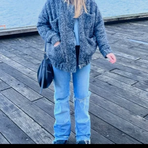 Grå teddyjacka med dragkedja - En så nice jacka från Carin Wester som är väldigt trendig🩶🖤🤍Väldigt skön och så varm!! Jackan är använd men absolut i ett bra skick!! Storleken är S men den är rätt så stor i storleken❣️PRIS KAN DISSKUTERAS, skriv vid frågor❣️❣️❣️