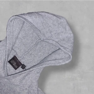 Kashmir hoodie - As fet Kashmir hoodie från Oscar Jacobs ny pris 1599 mitt pris 299. Säljer den billigt för att behöver snabba cash och den har ett osynligt hål vid armhålan. Den passar någon runt 176 till 180 pris kan diskuteras och skriv för fler bilder