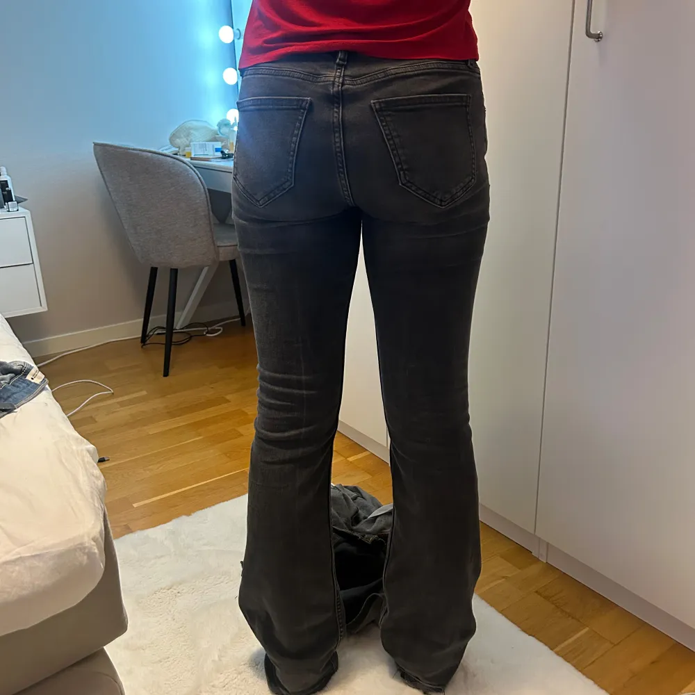 Snygga svarta bootcut jeans. De har en lågmidjad passform. Jeansen har en mörk tvätt och är tillverkade i ett bekvämt denimtyg. Lite sönder vid skorna men inget som man tänker på💗. Farkut & Housut.