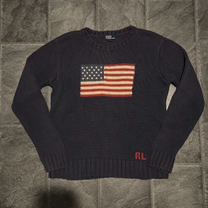 Stickad Ralph lauren tröja USA  - |Säljer nu denna sjukt sällsynta och eftertraktade stickade tröjan från Ralph lauren🤠| Nypris: ca 5000:-, vårt pris: 849:-🌟| Stolek: Liten i storlek🚨 Står L på lappen men passar omkring S💭 | 
